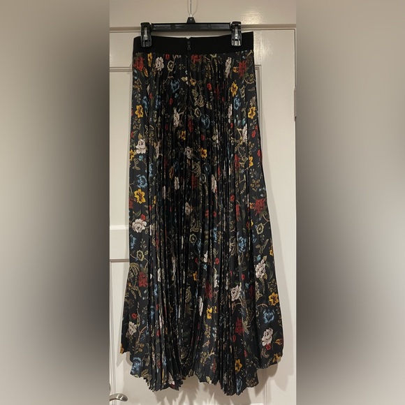 Alice + Olivia KATZ PLEATED MAXI SKIRT in Tapestry Trails Sm Black - Picture 8 of 10